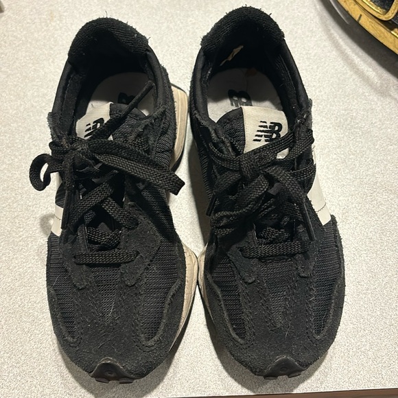 NEW BALANCE 10.5 BOYS BLACK SNEAKERS - Picture 2 of 6